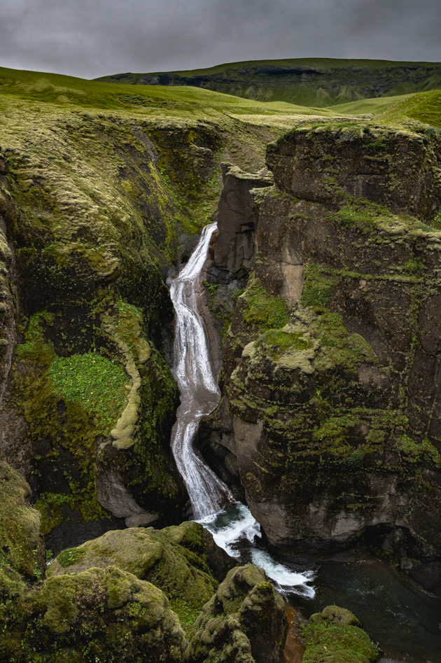 Fja∂rá - Wasserfall im Fjaðrárgljúfur Canyon