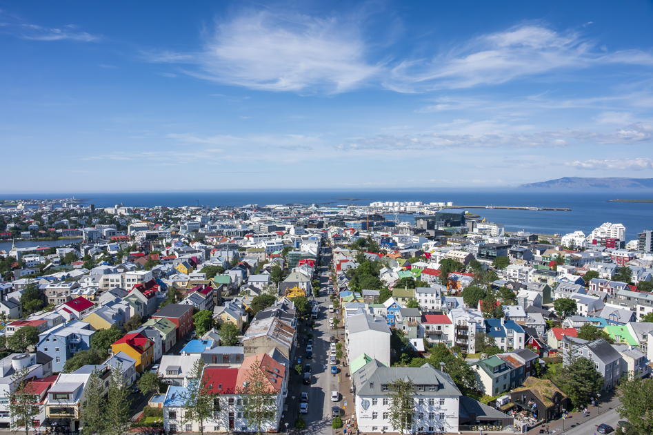 Das Ausblick von der Kirche auf die bunten Dächer von Reykjavík in Richtung Hafen