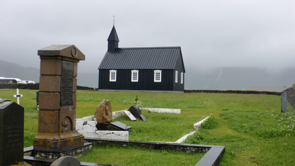 Die schwarze Kirche Búðir im Nebel