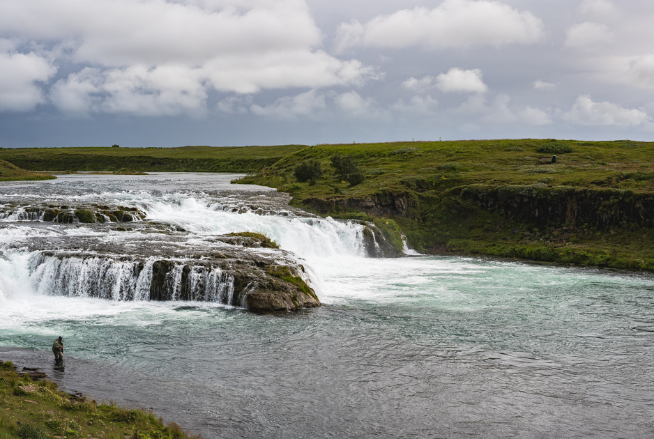 Der Selffoswasserfall mit Fliegenfischer
