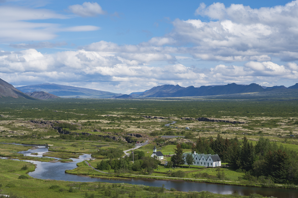 Þingvallakirkja und Þingvallabaer mit der Ebene des Thingvellir