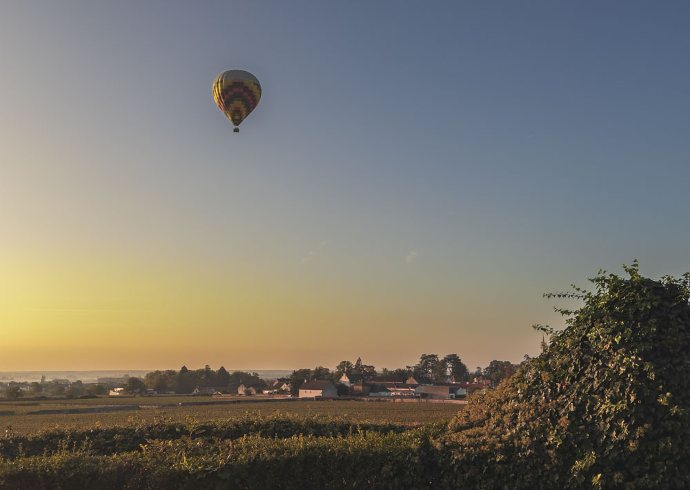 Blick auf Meusault vom Campingplatz mit Heissluftballon