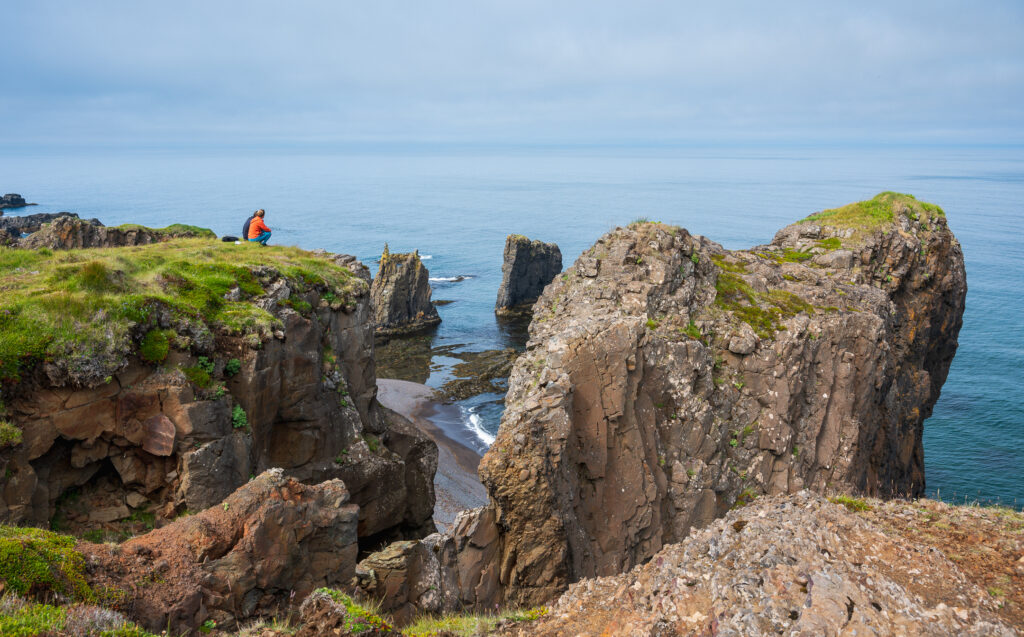Die Felsen vom Strand Skjólfjörur