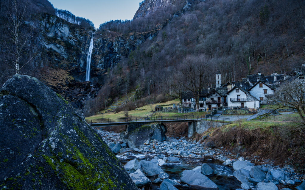 Foroglio mit dem Wasserfall Froda Foroglio im Val Bavona