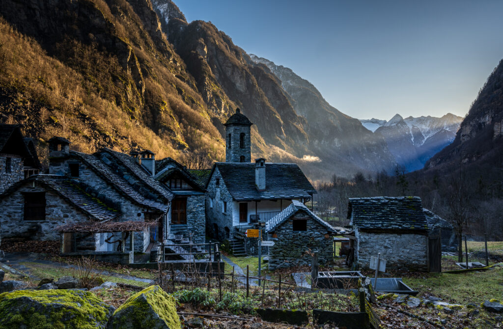 Foroglio Erste Sonnenstrahlen in Foroglio