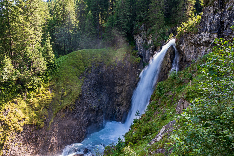 Ein Wasserfall am Eingang der Schlucht