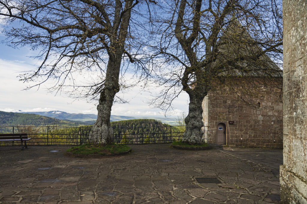 Der Hof mit der Aussicht auf die Vogesen von St. Odile
