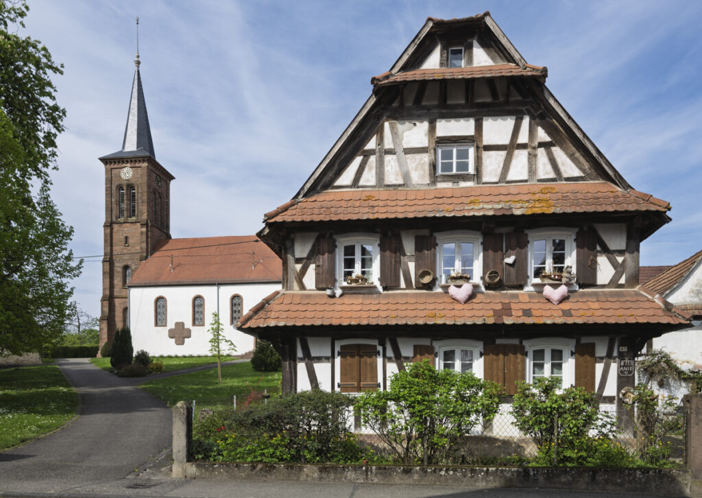 Evangelische Kirche mit Fachwerkhaus in Hunspach