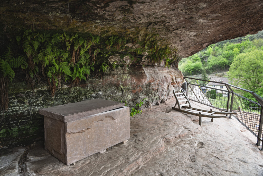 Holzlager und Platz zum Wäsche trocknen
