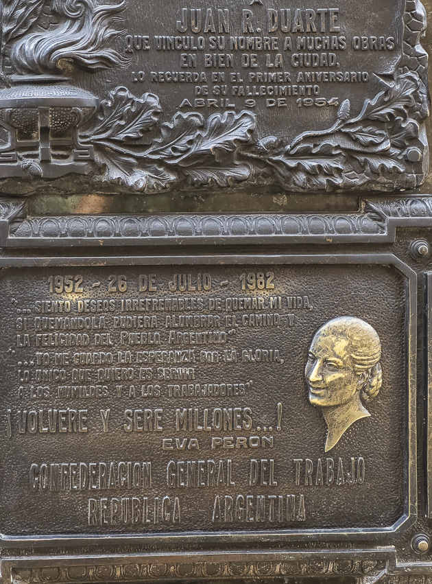 Inschriftafelent für Eva Peron an Mausoleum
