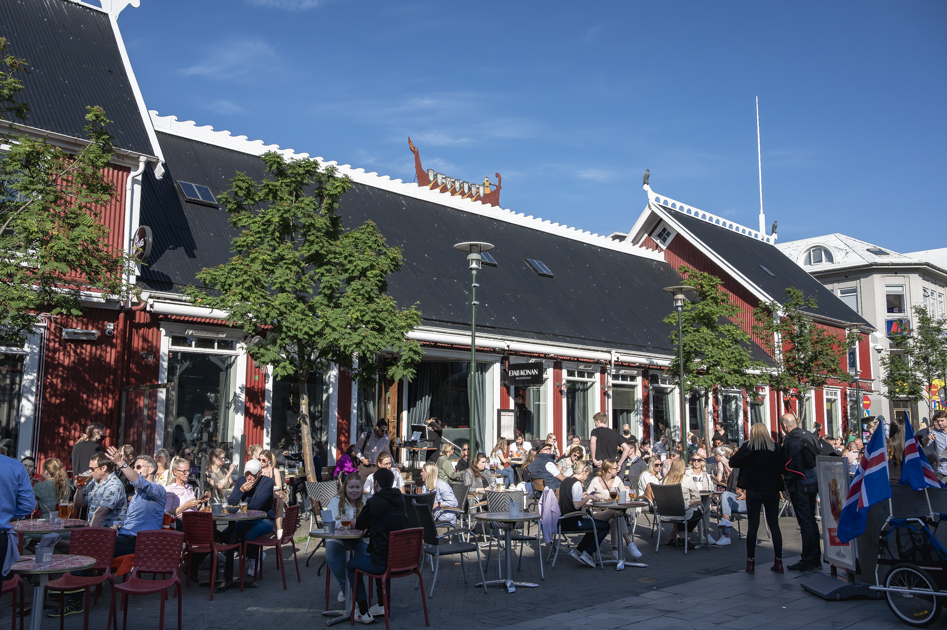 Die Sonne geniessen vor einem Restaurant in Reykjavik