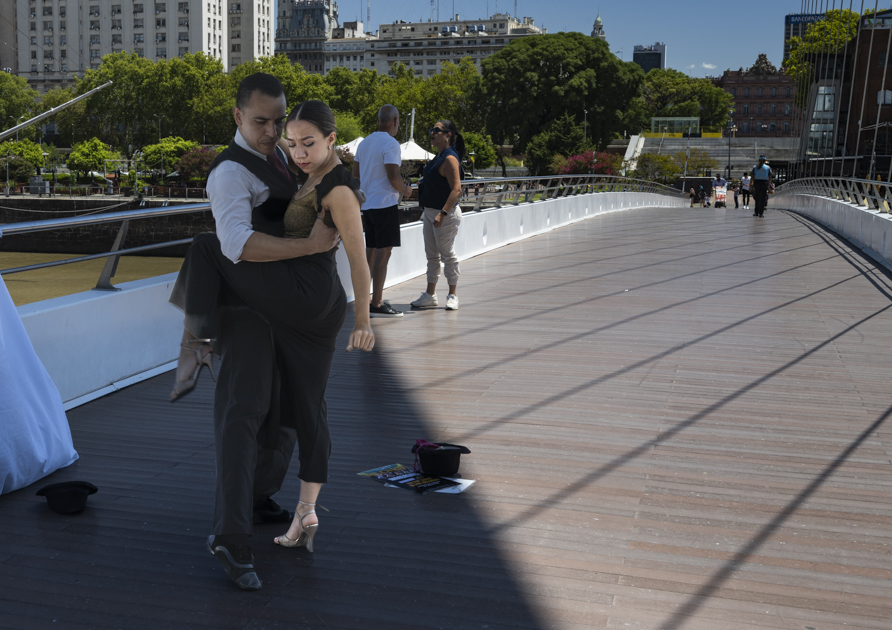 Tangotänzer auf der Puente de la Mujer