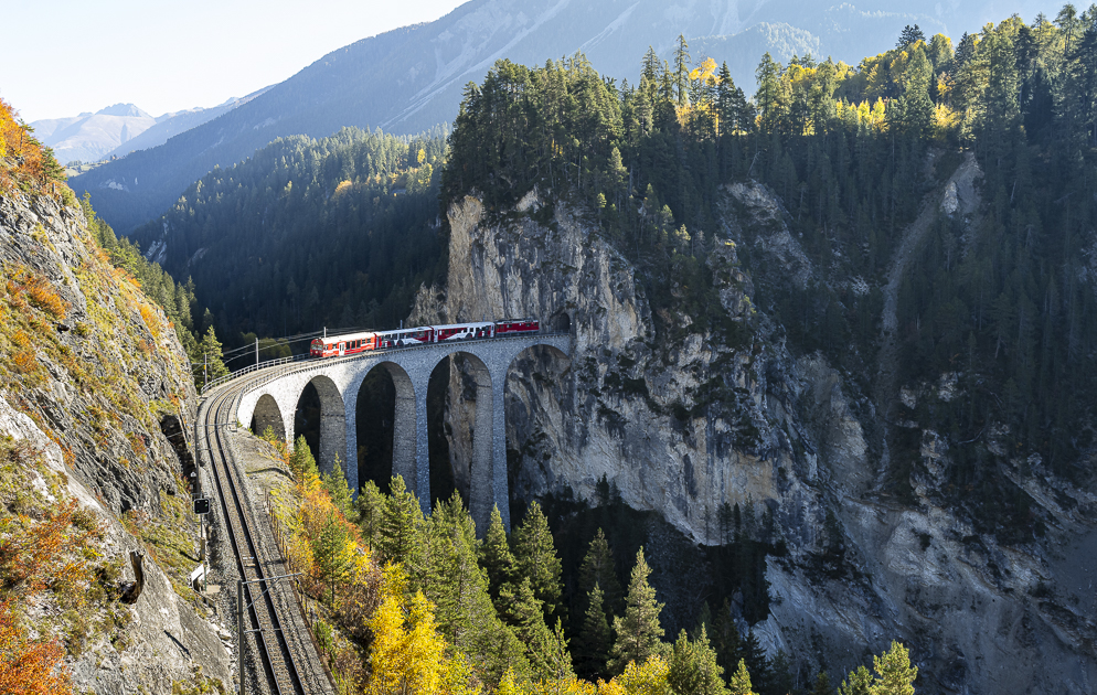 Blick von der Aussichtsplattform Nord auf das Landwasserviadukt mit Zug