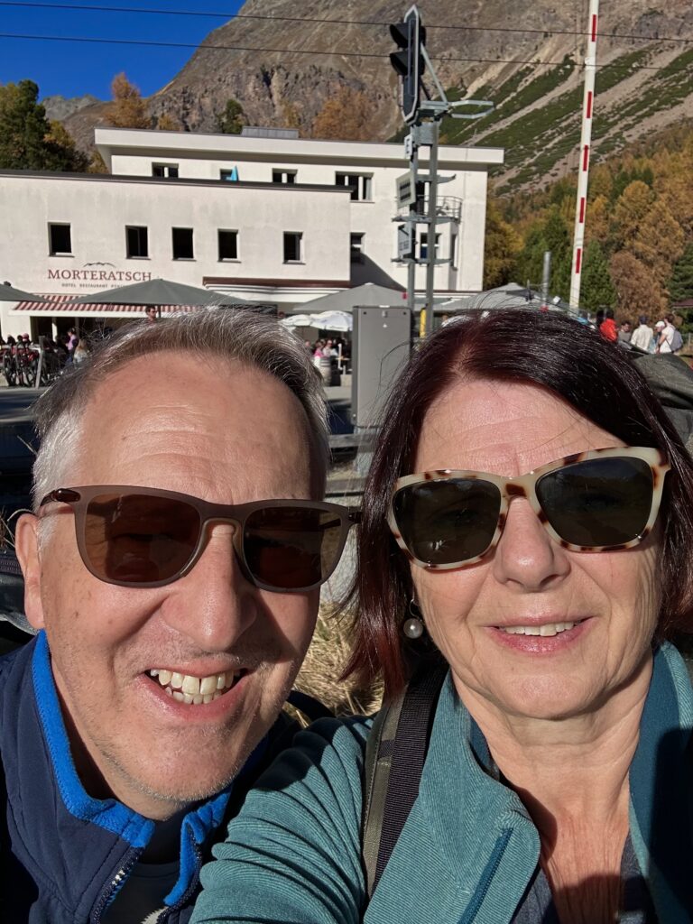 Wir vor dem Hotel Morteratsch