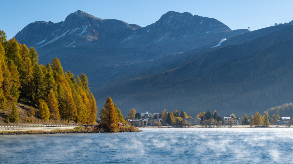 Silsersee am Morgen mit Nebelschwaden