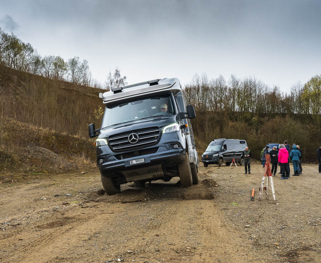 Markus fährt mit dem Crossover 4x4 auf der Verschränkungsstrecke, Sicht von vorne