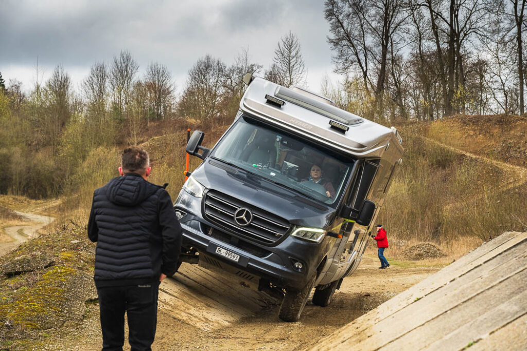 Sylvie fährt mit dem Hymer ML-T 570 4x4 Crossover die Schrägpassage