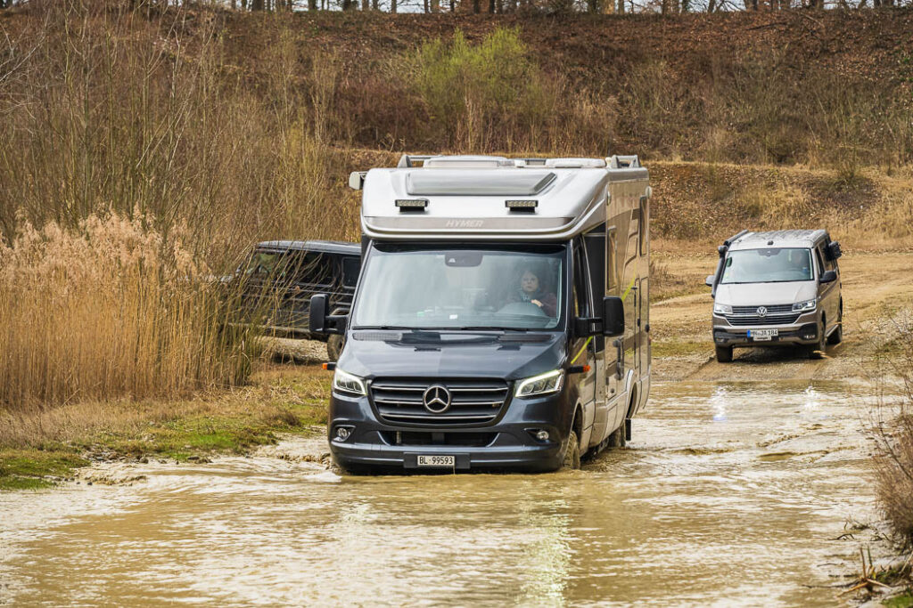 Sylvie mit dem Hymer ML-T 570 CrossOver 4x4 Mercedes Sprinter mitten bei der Wasserdurchfahrt