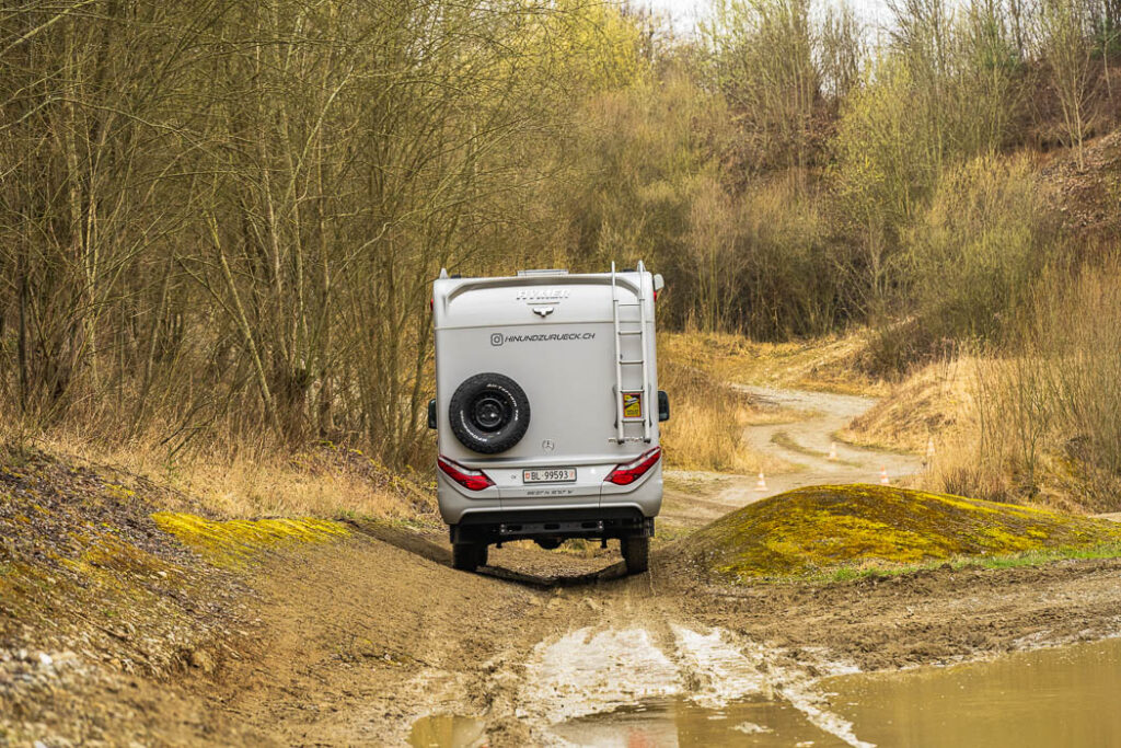 Unser Hymer ML-T 570 4x4 CrossOver Mercedes Sprinter Wohnmobil von hinten in leichter Schräglage