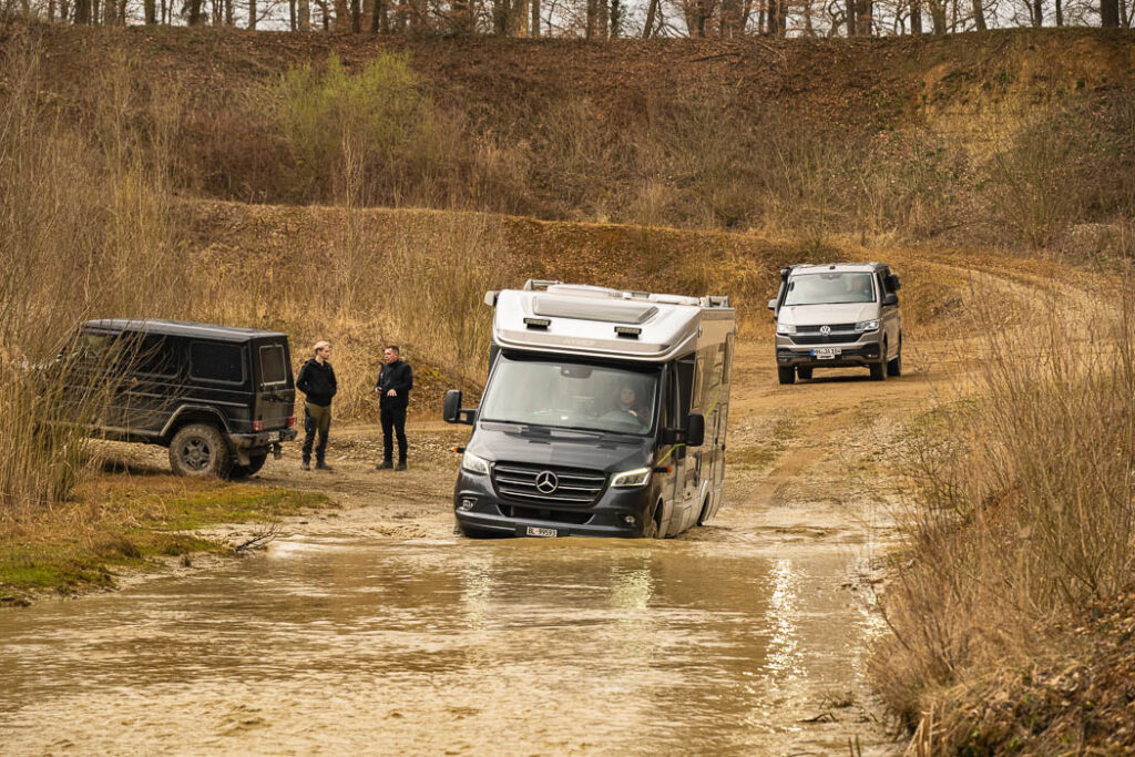 Start der Wasserdurchfahrt mit dem Hymer ML-T 570 CrossOver 4x4 Mercedes Sprinter